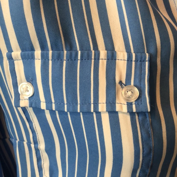 🍁4/$15 light blue and white stripes Blouse - Picture 2 of 6